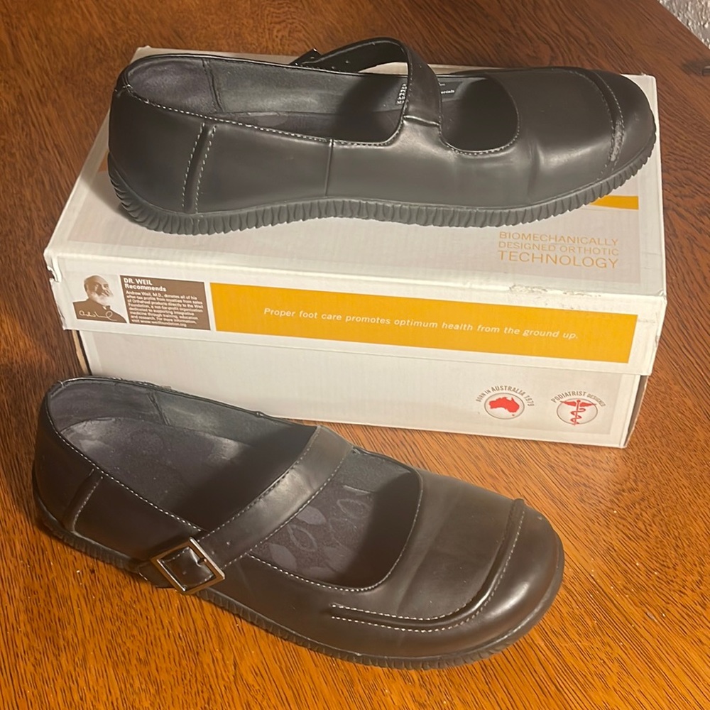 Orthaheel black mini ballet flat. Like new condition, with original box. Size 9